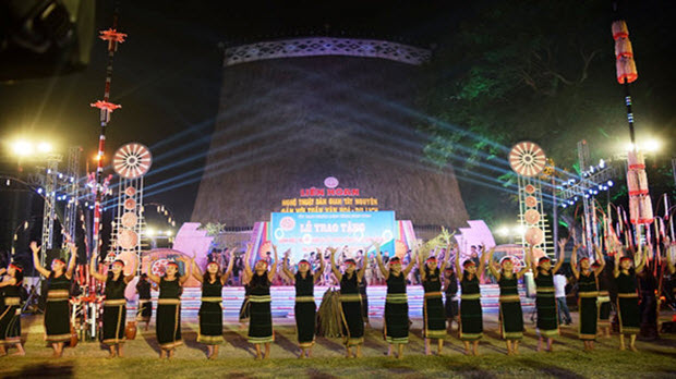  Bế mạc Liên hoan nghệ thuật dân gian Tây Nguyên gắn với Tuần Văn hóa - Du lịch tỉnh Kon Tum lần thứ 3 năm 2016 và trao tặng danh hiệu “Nghệ nhân ưu tú”